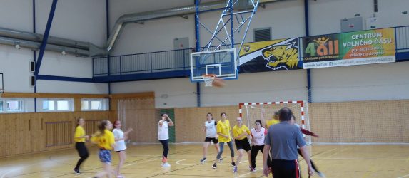 Čtvrté místo v okresním kole v basketbalu dívek