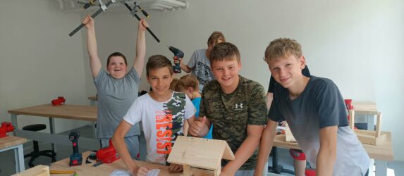 Šesťáci vyráběli krmítko