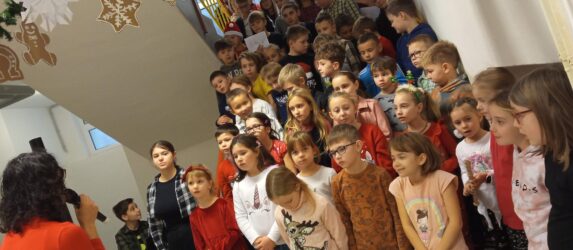 Vánoční zpívání na schodech